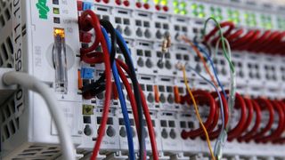 An den Ethernet-Controller (750-880) von Wago lassen sich unterschiedliche Messklemmen anreihen, die die Energieverbrauchswerte erfassen. (Bild: Olaf Schepers/vor-ort-foto.de)