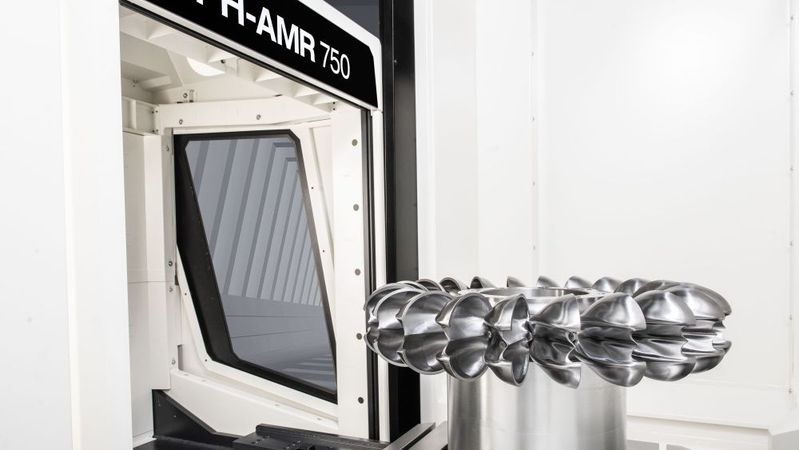 Die PH-AMR-Modelle transportieren Paletten autonom auf dem Shopfloor – inklusive Be- und Entladen an der Maschine.(Bild:  DMG Mori)