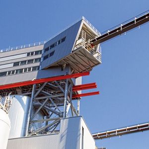 Der Ropecon verbindet Rohstofflager und Produktionsprozess.(Bild:  Doppelmayr Transport Technology GmbH)