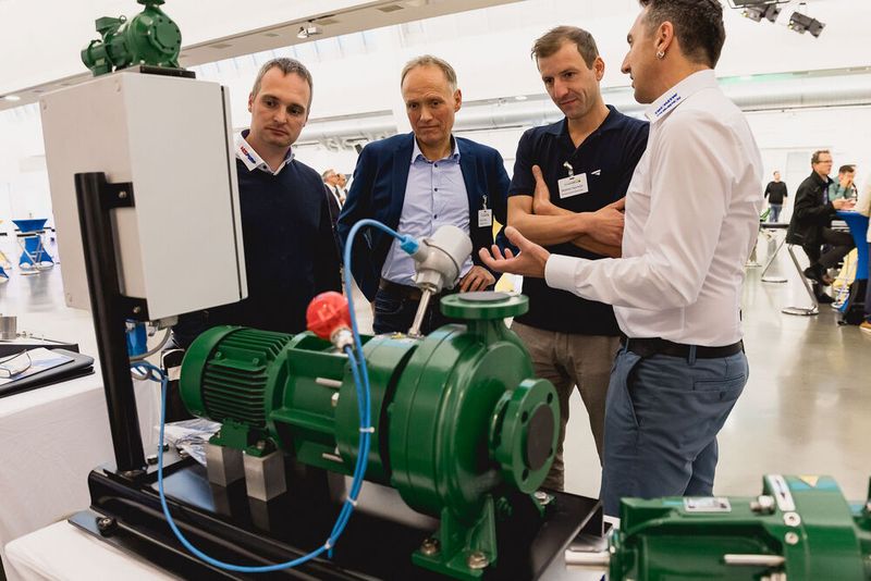 Die Pumpen von Dickow stoßen auf Interesse (Bild: Stefan Bausewein)