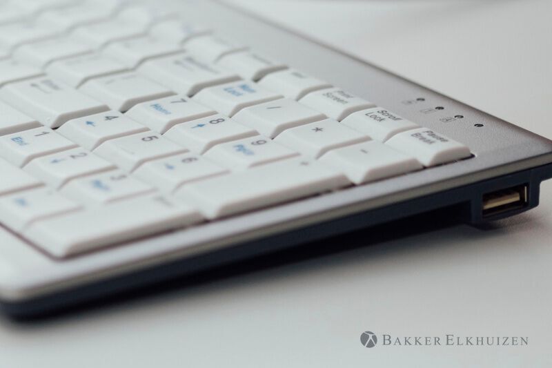 Aufgrund des besseren Kontrasts der Tastatur kommt es zu einer geringen Reflexion und macht das Arbeiten angenehmer, egal bei welchen Lichtverhältnissen.  (Bakker Elkhuizen)