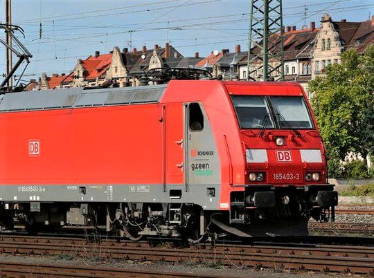 Nachschub rollt! Der Bahn-Logistikpartner DB Schenker versorgt Kunden ab sofort mit Ersatzteilen aus dem 3D-Drucker. Damit sollen Lieferkettenprobleme aus der Welt geschafft werden.(Bild:  DB Schenker)