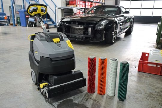 Keine für alles: Kärcher bietet diverse Walzen an, die auf die unterschiedlichen Böden abgestimmt sind. So kann der Anwender in Werkstatt und Ausstellung optimale Reinigungsresultate erzielen. (Bild:  Holz)