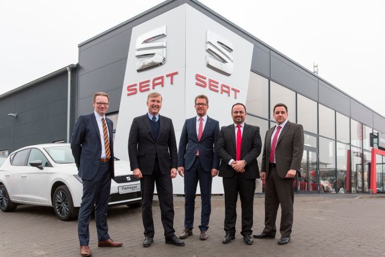 Die Eröffnung begleiteten unter anderem Unternehmenschef Heinz-Dieter Tiemeyer (2. v. li.) und der Seat-Beauftragte der Gruppe, Antonino Russo (2. v. re.). (Foto: Volker Wiciok/Seat)