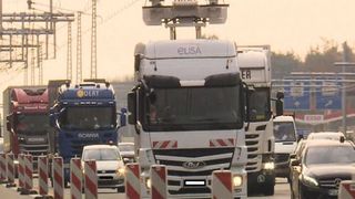 Die Erprobung von Lkw mit Stromabnehmer auf der A5 in Südhessen scheitert derzeit an praktischen Problemen. (Bild: Hessen Mobil)