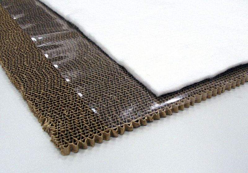 Häufig bestehen Sandwichaufbauten aus Papierwaben und Glasfaser-PP-Deckvliesen. Aufgrund der anisotropen Eigenschaften der Papierwabe resultieren unterschiedliche Kennwerte in Längs- und Querrichtung. (Bild: TITK)