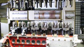 Bild 1: 26 Zylinderkopfschrauben zieht ein Mehrfachschrauber mit nur einmaligem Aufsetzen an. Trotzdem wird eine bestimmte Anzugreihenfolge bei der dreistufigen Verschraubung eingehalten.  Bild: Atlas Copco (Archiv: Vogel Business Media)