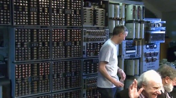 Ein historischer Moment: WITCH, der älteste funktionstüchtige Computer der Welt wird nach drei Jahren Restaurierung gebootet und so wieder zum Leben erweckt (Bild: TNMOC)