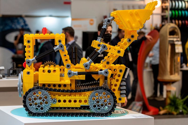 Die Exponate von Polymaker sind alles andere als Kinderkram – neben diesem Baustellenfahrzeug… (Bild: S. Human/VCG)