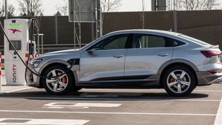 Audi: E-Auto-Laden beim Anbieter Ionity. Künftig könnte der Ingolstädter Hersteller seine eigenen Stromtankstellen haben.  (Audi)