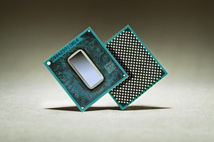 Plant Intel, künftig Lizenzen an der hauseigenen x86-Architektur an Fabless-Prozessorhersteller zu vergeben? Medienberichten zufolge hat das Unternehmen den RTL-Code einer seiner Atom-Prozessorkerne an ein frisch gegründetes Startup lizenziert. Über die Generation des Prozessors oder genauere Details zur Lizenzvergabe ist derzeit noch nichts bekannt.(Bild:  Intel)
