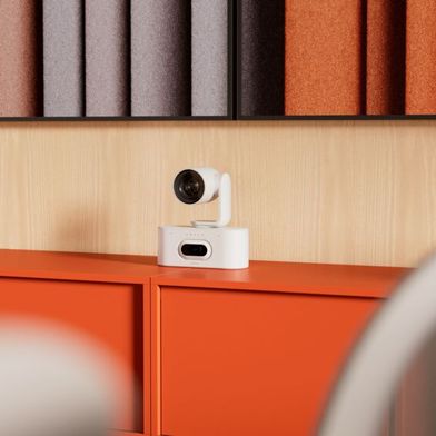 Bei der Rally AI Camera Pro von Logitech sitzt über der Hauptkamera mit 1-Zoll-Bildsensor, 115-Grad-Sichtfeld und KI-Video-Framing, noch eine weitere Kamera mit 15-fachem Hybridzoom, die Präsentierende und Details in den Fokus nimmt. (Bild: Logitech)