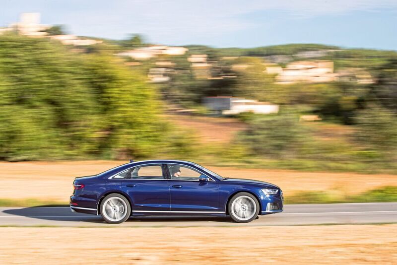 Angetrieben wird der S8 von einem vier Liter großern und doppelt aufgeladenem Achtzylinder mit 420 kW/571 PS. (Audi)