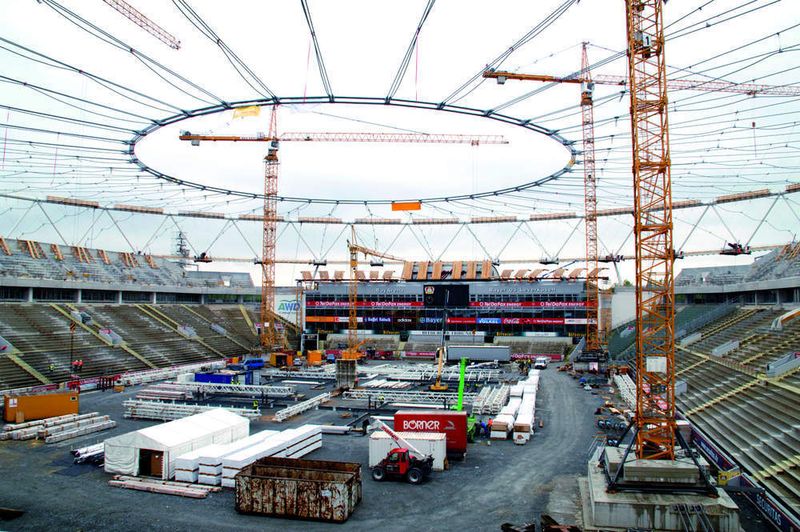 Blick auf die eingeseilte Tragkonstruktion, an deren 288 Befestigungspunkten die Fachwerkpfetten aus MSH-Profilen montiert wurden.  Bild: V & M Tubes (Archiv: Vogel Business Media)