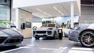 Porsche Destination in Bonn: die neue CI mit viel Weiß (Bild: Mike Koenig)
