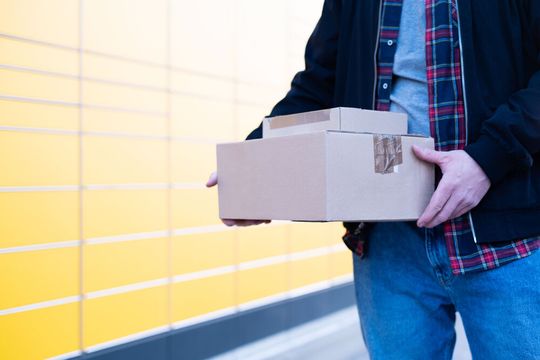 Im Gegensatz zur Zuhause-Zustellung bringen Packstationen größere Flexibilität für Paketempfänger in den Onlinekauf und ermöglichen bessere Prozesse bei den Versendern.(Bild:  Wellnhofer Designs - stock.adobe.com)