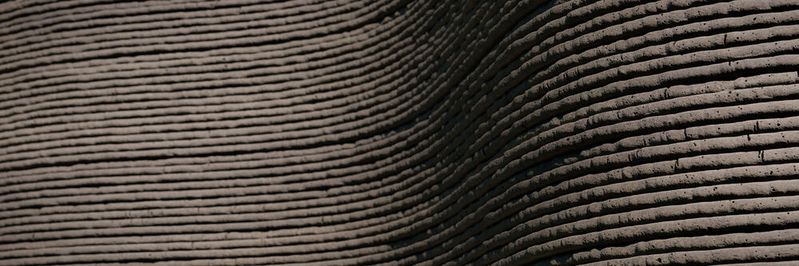 Beim 3D-Druck für den Hausbau werden die Wände Schicht für Schicht mit Zementmischungen hochgezogen, in dem der Druckkopf zum Beispiel von einem Roboterarm geführt wird.(Bild:  dottedyeti - stock.adobe.com)