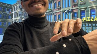 Nahtlose Navigation in einer virtuellen Umgebung unter Verwendung eines gestrickten Ärmels mit überflochtenen Magnetfeldsensoren und einem magnetischen Ring. (Bild: Freie Universität Bozen)