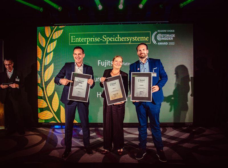 Stefan Roth (Fujitsu, Platin), Anita Götz (Pure Storage, Gold) und Alexander Hartmann (Huawei, Silber) dürfen sich über Preise in der Kategorie „Enterprise-Speichersysteme“ freuen. (Bild: krassevideos.de)