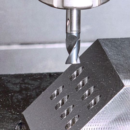 Sicher anbohren auf schrägen Oberflächen: Als wechselbare Schneidköpfe stehen Bohrer mit 180° Spitzenwinkel zur Verfügung. Sicher anbohren auf schrägen Oberflächen: Als wechselbare Schneidköpfe stehen Bohrer mit 180° Spitzenwinkel zur Verfügung.