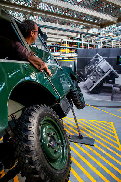 Genau wie Ingenieure damals beim Kipptest können sich jetzt auch Besucher an der Celebration Line in einen Prototypen setzen und ausprobieren, wie sich eine Schräglage von 45 Grad anfühlt. (Foto: Land Rover)