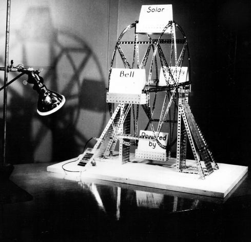 Mit der ersten Solarzelle im April 1954 wurde wurde ein Spielzeug-Riesenrad angetrieben. (Bell Lab)