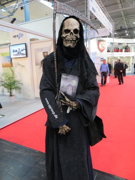 Auch der Tod will beschäftigt sein; hier mit dem Verteilen von Prospekten der QGroup. (Bild: Andreas Bergler)