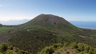 Der Vesuv am Golf von Neapel in Italien ist seit 1944 nicht mehr ausgebrochen. Doch er wird nicht ewig ruhen. (Bild: Vesuv vom Monte Somma / Ekrem Canli / CC BY-SA 4.0)