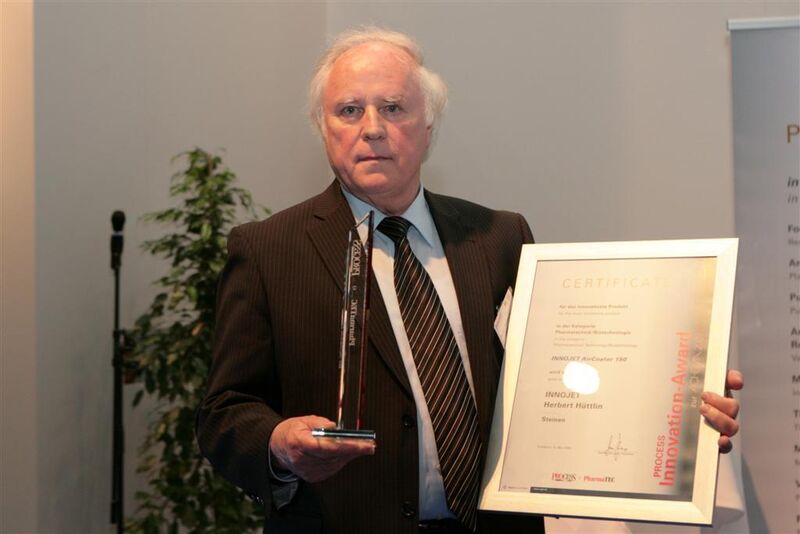 Dr. h.c. Herbert Hüttlin, CEO von Innojet Herbert Hüttlin nahm den Award der Kategorie Pharmatechnik/Biotechnologie persönlich entgegen. (Archiv: Vogel Business Media)