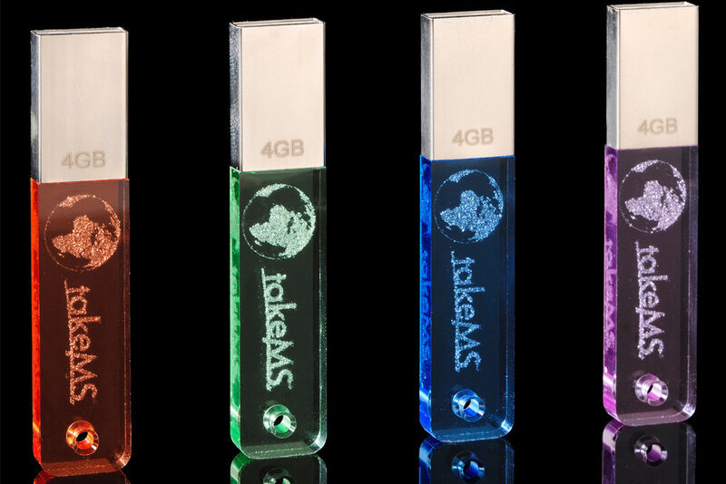 Die USB-2.0 Sticks LumX sind in den Kapazitäten 4, 8, 16 und 32 Gigabyte in jeweils vier Farben erhältlich. Auf Wunsch können sie mit individuellem Logo geordert werden. (Bild: takeMS)