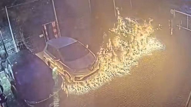 Um kurz nach 5 Uhr morgens standen am vergangenen Samstag (3. Mai) auf dem Hof von König in Berlin-Schöneberg mehrere Autos in Flammen. Die Überwachungskameras schnitten die Tat mit.(Bild:  König-Gruppe)