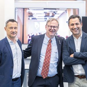 De gauche à droite : Christophe Jacot, Président du Swiss Polymers Cluster, Jerry Krattiger, Directeur de la Promotion économique du canton de Fribourg (PromFR) et Raphaël Hatem, Directeur du Swiss Polymers Cluster(Source :  HERY GISEL)