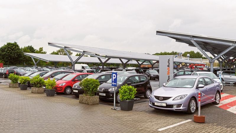 Ein gutes Beispiel für nachhaltiges Handeln: Mit einer Fotovoltaikanlage können Autohäuser ihre Klimabilanz verbessern und nachhaltig wirtschaften.(Bild:  Photovoltaikanlage Gebrauchtwagengelände Minrath Moers.jpg /Autohaus Minrath / CC BY-SA 3.0)