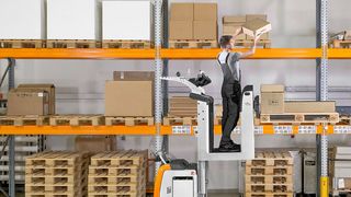 Eine Version seines OXV-Vertikalkommissionierers wird Still auch auf der Logimat präsentieren. (Still)