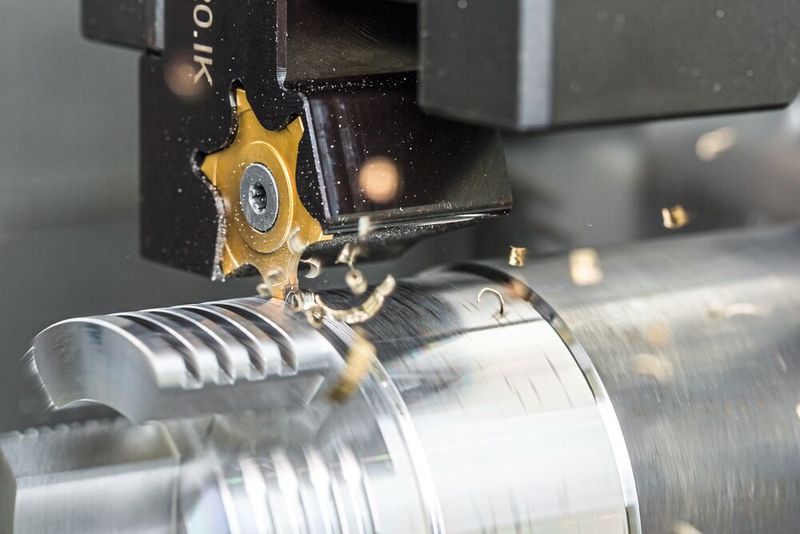 Die Beschichtung moderner Stechplatten beeinflusst Wirtschaftlichkeit und Prozesssicherheit entscheidend. Sie reduziert Verschleiß, minimiert die Reibung zwischen Span und Werkzeug, verhindert Aufbauschneiden und ermöglicht höhere Schnittparameter. (Bild: Horn/Sauermann)