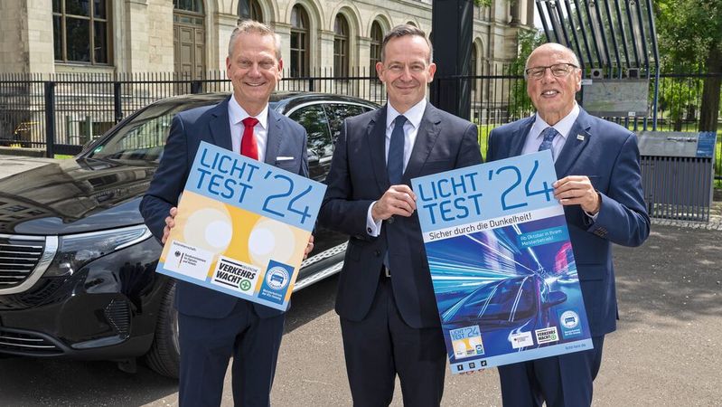 Vorstellung der Licht-Test-Plakette 2024 durch ZDK-Präsident Arne Josiwg, Bundesverkehrsminister Dr. Volker Wissing und DVW-Präsident Prof. Kurt Bodewig(Bild:  ProMotor)