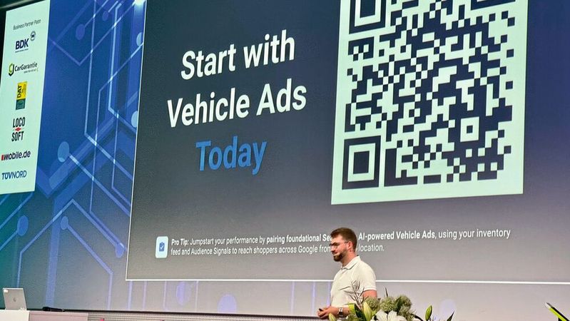 Erkan Celik von Google (im Bild) gab auf dem Automotive Business Day bekannt, dass die Suchmaschine den Service rund um Fahrzeug-Kleinanzeigen für alle Händler geöffnet hat.(Bild:  Achter – VCG)