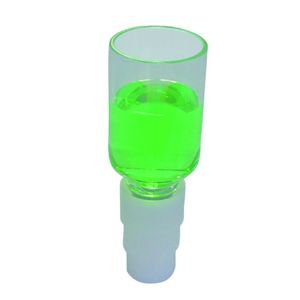 2 In Wasser gelöster grüner Lebensmittelfarbstoff vor der Konzentration ...