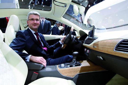 Audi-Chef Rupert Stadler am Steuer der Detroit-Studie. (Archiv: Vogel Business Media)