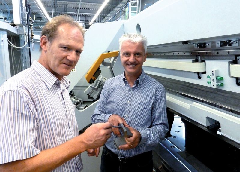 Zwei vom Multibend-Center Begeisterte: Wolfgang Salzmann, Fertigungsleiter bei Convotherm Elektrogeräte GmbH (l.), und Willy Stahl, Geschäftsführer der RAS Reinhardt Maschinenbau GmbH. Sie diskutieren um die qualitativ hochwertig produzierten Blechbiegeteile, die später in Prifi-Dampf-und-Garautomaten für die anspruchsvolle Gastronomie zum Einsatz kommen. (Bild: Kuhn)