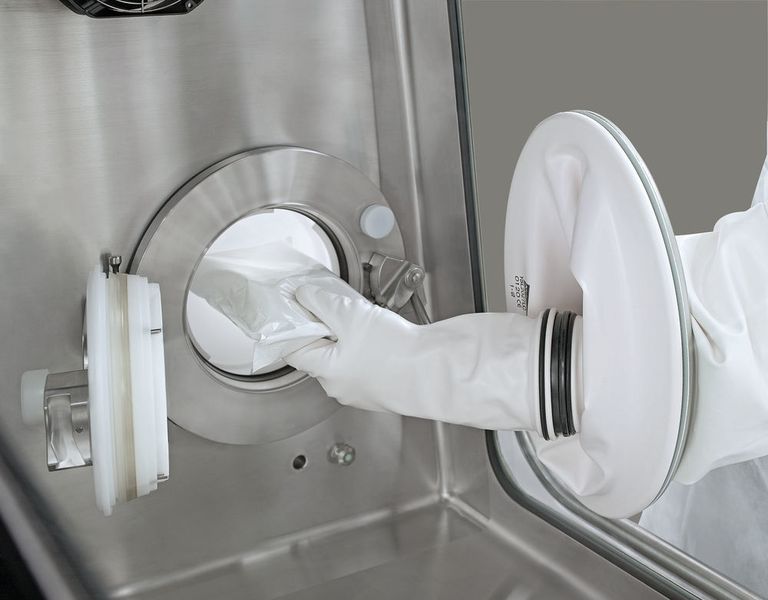 How to use the DPTE-System from inside the isolator. (Pictures: Getinge-La Calhène)