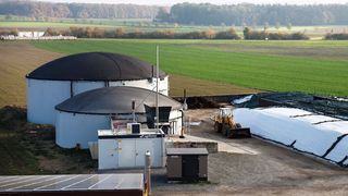 Aufgrund geänderter Förderbedingungen in Deutschland brachte Agrikomp im Jahr 2014 das Biogas-Kleinanlagen-Konzept Agriselect auf den Markt. Das Unternehmen setzt als Steuerungslösung Aprol in Verbindung mit der B&R-Hardware ein. Somit konnten die dafür erforderlichen Anpassungen und Erweiterungen besonders einfach umgesetzt werden. Das Ergebnis: eine Biogasanlage ganz nach Wunsch und Bedarf des Landwirts. (Bild: Agrikomp)