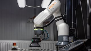 Der KUKA Cobot LBR iisy ist der erste Roboter, der auf dem neuen, einfach zu bedienenden KUKA Betriebssystem iiQKA.OS läuft. (Bild: KUKA)