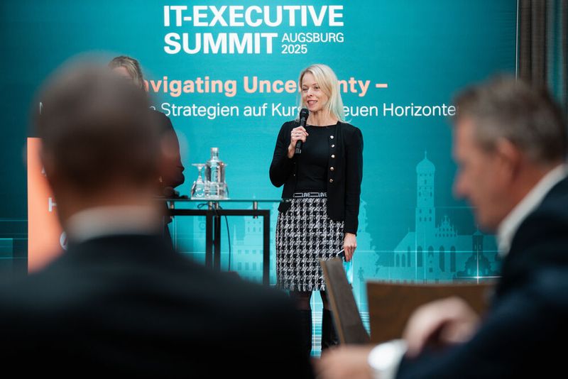 .....zusammen mit Eva Kanzler, Leiterin der Vogel IT-Akademie, bei der Begrüßung auf die beiden spannenden Veranstaltungstage ein. (Bild: Vogel IT-Medien)