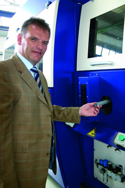 Hubert Auer, Geschäftsführer der K. & H. Eppensteiner GmbH & Co. KG, demonstriert das manuelle Beschicken des Laserschweißmoduls der Kombimaschine Minimaster. (Archiv: Vogel Business Media)
