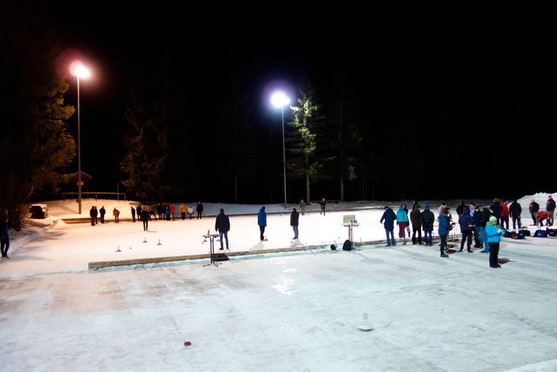 Abends ging es auf die Eisstockschießbahn. (Vogel IT-Medien GmbH)