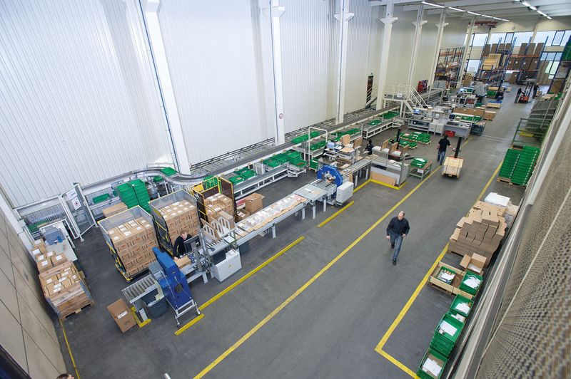 Die Logistik ist riesig: moderne Hochregallager und Verpackungsmaschinen machen einen reibungslosen Versand möglich. (Bild: Fibro)