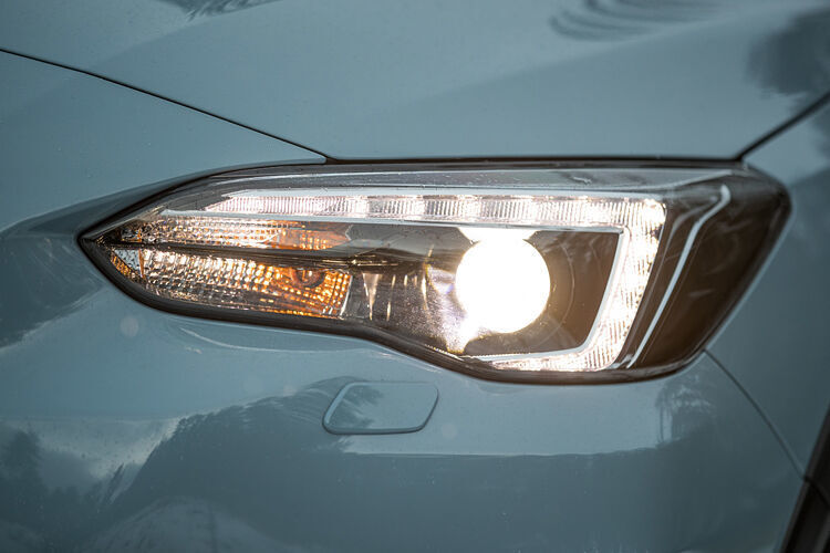 Die LED-Scheinwerfer mit Kurvenlicht-Funktion wurden wie die Rückleuchten neu gestaltet. (Subaru)