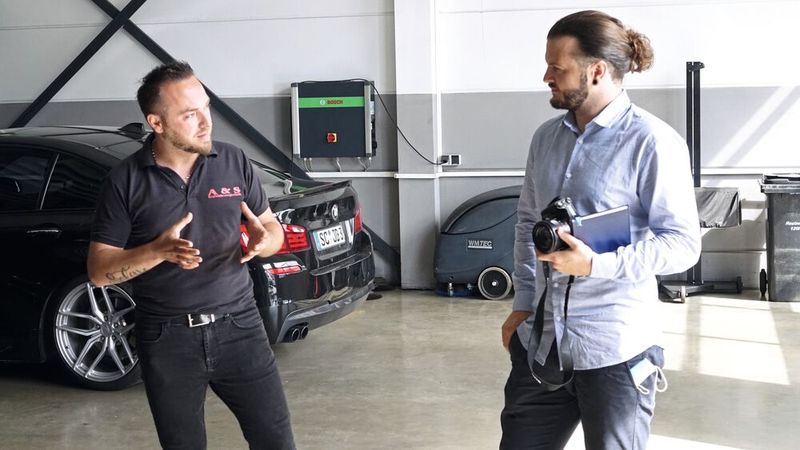 Dem Chef auf den Zahn gefühlt. Jakob Schreiner (re.), Jurymitglied beim Deutschen Werkstattpreis, im Austausch mit Unternehmensinhaber Seltzuk Halim. (Bild: Dominsky/»kfz-betrieb« )