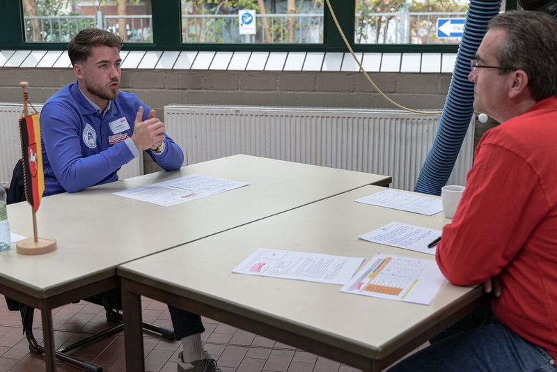 Zu der gleichen Aufgabe führt hier Jannik Gudegast aus Niedersachsen das Fachgespräch mit Experte Oliver Weckler. (Bild: Schmidt - VCG)